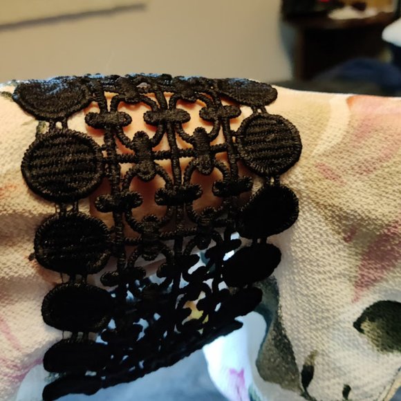 NWT RELATIVITY Floral Top with Asymmetric hem & 3/4 Bell Sleeves-Lace inset, XL - Picture 5 of 16